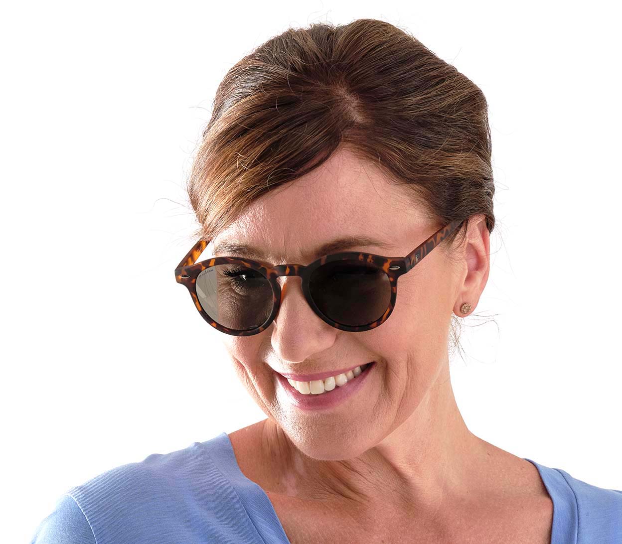 Female model wearing Drift Tortoiseshell round sunglasses